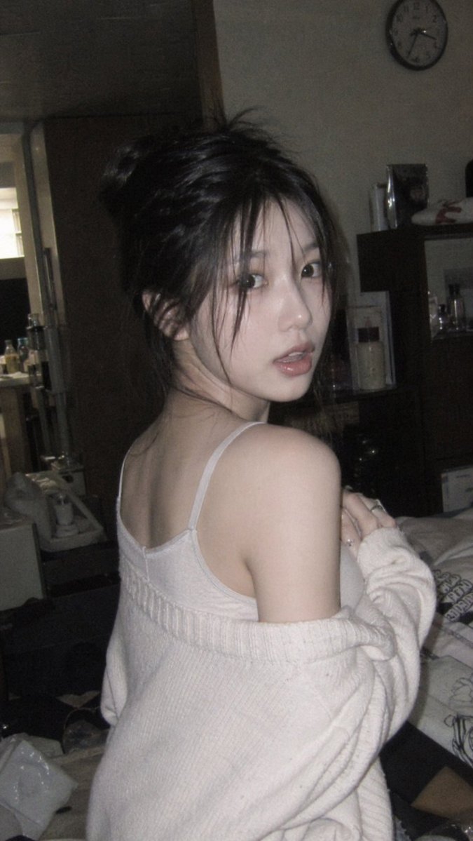 {   "prompt": {     "style_and_tech": "mobile phon...